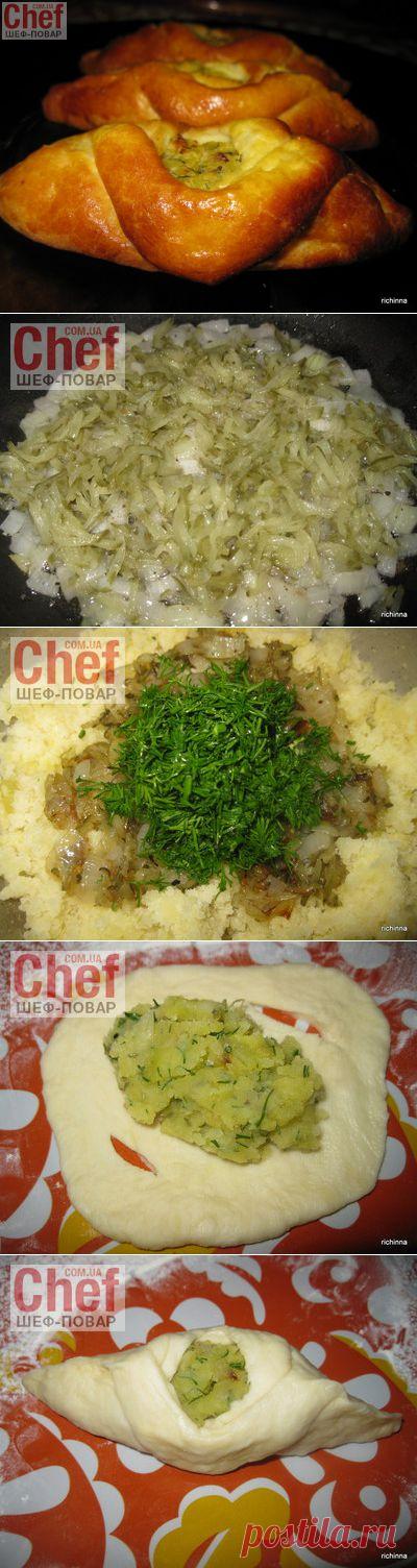 Пирожки с картошкой и маринованными огурцами.