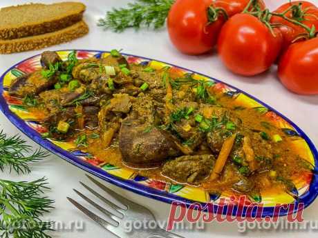 Нежная говяжья печень и сердце с луком и морковью в сметане. Рецепт с фото Говяжью печень можно потушить в сметане одновременно с сердцем. Сметана сделает обжаренные в масле печень и сердце нежнее и сочнее, а овощи, добавленные в сковороду к остальным продуктам, превратятся в соус.