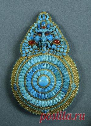 Какие камни приносят удачу
Бирюза происходит от арабского слова «фирузаж» - «камень, приносящий победу» и персидского «фируза» - «победоносная». Есть восточная поверье: «Когда из рук любимой получишь перстень с бирюзой, будет камень тот нежно-голубого цвета. Но как только она разлюбит, потускнеет камень». Носить бирюзу могут все знаки Зодиака, но более всего она благоприятна для Тельцов и Стрельцов. Оправленная в серебро бирюза исцеляет болезни сердечно-сосудистой системы. 
Узнай о всех чудо-к