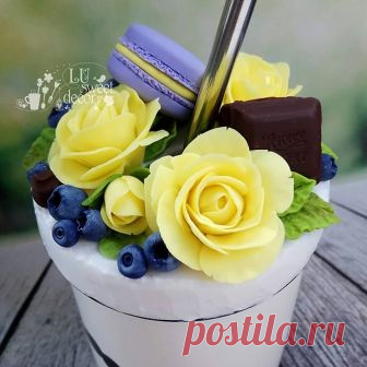 🐦Вкуснейший стакан 💛 для моей @olia_tolstik 💋😻 Стакан керамический с крышкой. При желании крышечку с декором можно легко снять и помыть стакан в посудомоечной машине 👍

#розы #шоколад #черника💜 #голубика #ягодывшоколаде #макаронс #черничныймакаронс #пироженное #стакан #трубочка #вкуснаяложечка #вкусныеложки #кружка #кружкасдекором #кружканазаказ #декоркружки #декорпосуды #кружкаручнойработы #ручнаяработа #рукинедляскуки #хендмейд #хендмэйд #Фимо #цернит #полимернаяглина #fimo #cernit #clay