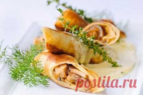 Наивкуснейшие блины с курицей и грибами
Продукты:
Пшеничная мука- 1 стакан 
Молоко - 500 мл.
Яйца - 1 шт.
Сода - 1 ст. л.
Сахар - 1 ст. л.
Растительное масло - 2 ст. л.
Укроп - По вкусу
Соль - По вкусу
Шампиньоны - 300 г.
Куриная грудка - 1 шт.
Лук - 2 шт.
Сметана - 1-2 ст. л.
Перец черный молотый - по вкусу
Приготовление:
В глубокую емкость выбиваем одно яйцо. К нему добавляем маленькую щепотку соли и примерно одну столовую ложку сахара. Благодаря этому тесто не будет таким пресным. Все ком