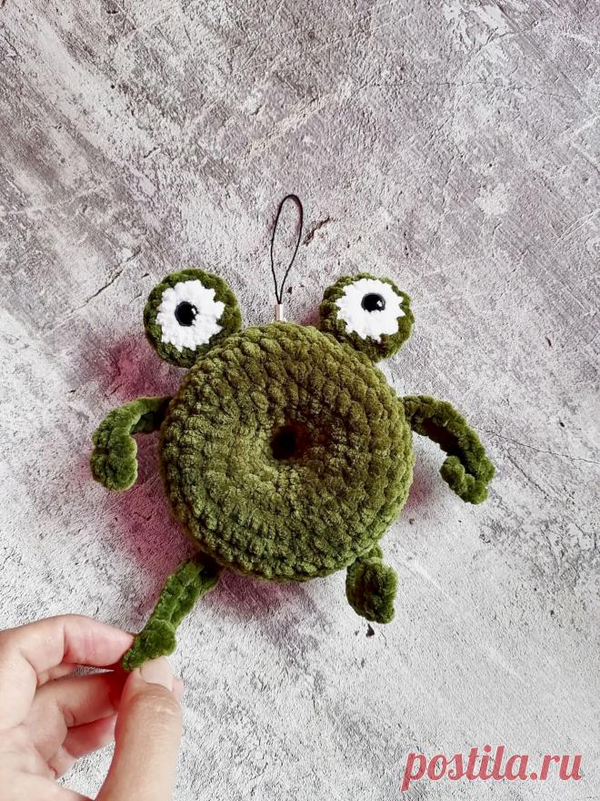 PDF Лягушка-Пончик крючком. FREE crochet pattern; Аmigurumi toy patterns. Амигуруми схемы и описания на русском. Вязаные игрушки и поделки своими руками #amimore - плюшевый лягушонок в виде пончика, маленькая лягушка из плюшевой пряжи.