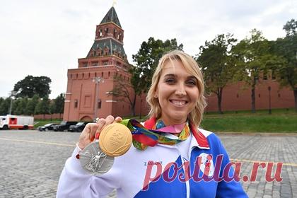 Воры украли олимпийские медали российской теннисистки. Воры ограбили дом олимпийской чемпионки по теннису Елены Весниной в Подмосковье. По ее словам, неизвестные пробрались в ее дом, пока она с мужем были на ужине. За это время преступники взломали входную дверь, вскрыли сейф и похитили золотую и серебряную олимпийские медали, а также драгоценности.