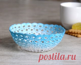 Вчера упражнялась в handmade магии 
Превращала обычную вязаную салфетку в декоративную вазочку.
Очень интересный и увлекательный процесс 
Получилась нежная, ажурная вещичка.
Конечно, сахар в такую не насыпешь, но как конфетница или для чайный пакетиков подойдет идеально. 
Хотели бы такую сделать?