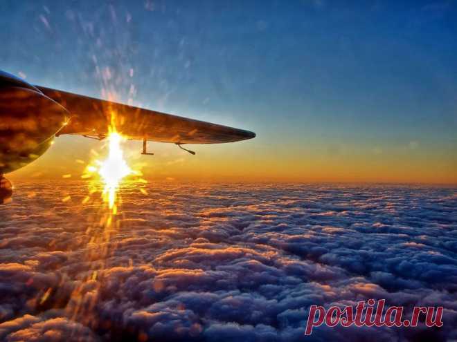 *Под крылом самолёта, солнце встаёт*