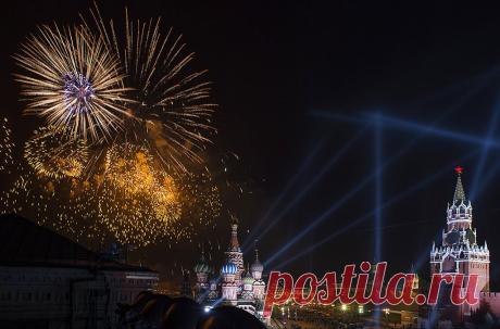 Источник фото РИА &quot;Новости&quot;  |  Фотогалерея: Праздничный салют в Москве в честь 70-летия Победы - Новости Mail.Ru