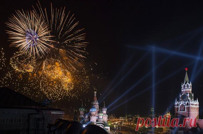 Источник фото РИА "Новости"  |  Фотогалерея: Праздничный салют в Москве в честь 70-летия Победы - Новости Mail.Ru