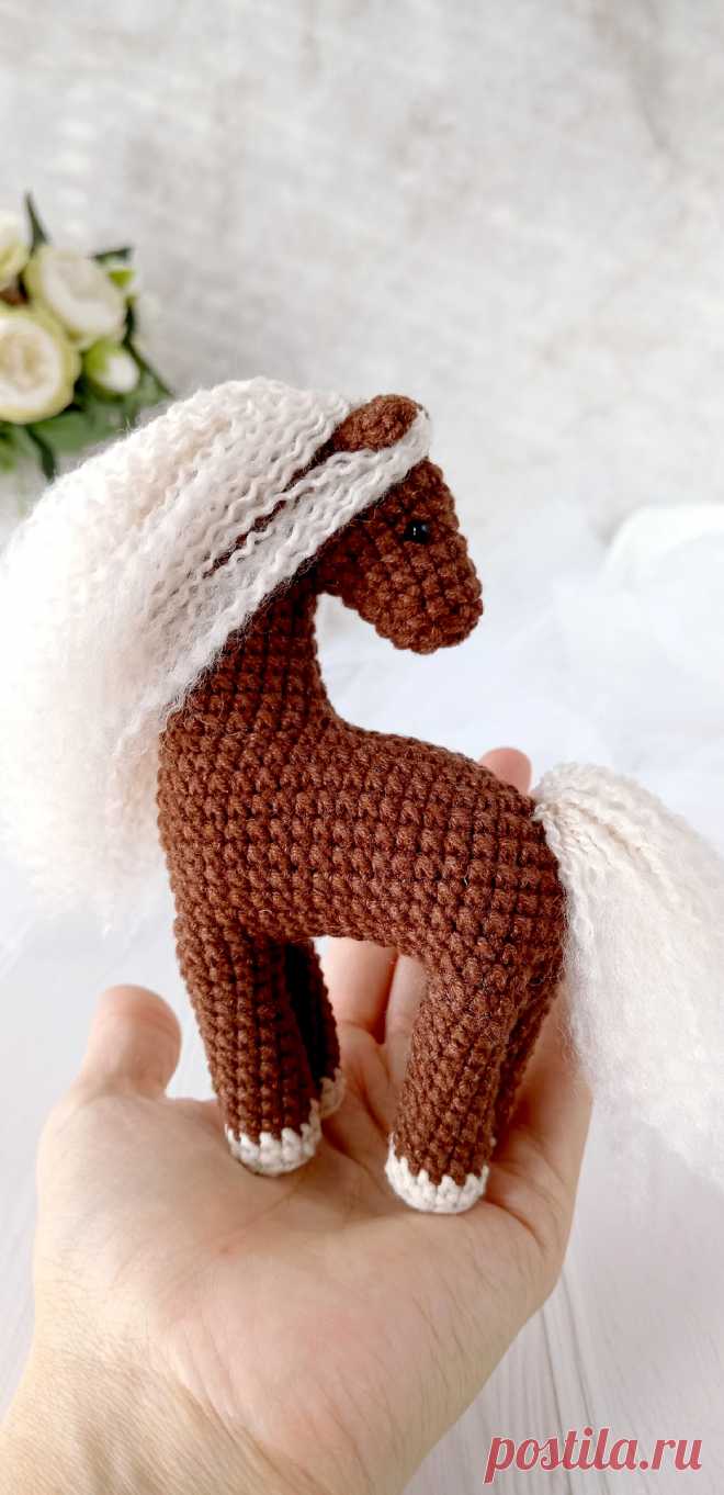PDF Пони на ладони крючком. FREE crochet pattern; Аmigurumi toy patterns. Амигуруми схемы и описания на русском. Вязаные игрушки и поделки своими руками #amimore - лошадь из обычной пряжи, лошадка для куклы, конь.