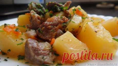 Куриные желудки тушеные с картофелем рецепт с фото, как приготовить куриные желудки тушеные с картофелем Куриные желудки в моем детстве готовили очень просто - отваривали до готовности и можно было есть. А называла их бабушка "Куриные пупки". Сегодня я предлагаю вам приготовить их с привычными для нас овощами, а именно с картофелем, морковью и луком. Будет вкусно, это точно!