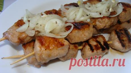 Имбирно-медовая свинина на шпажках.