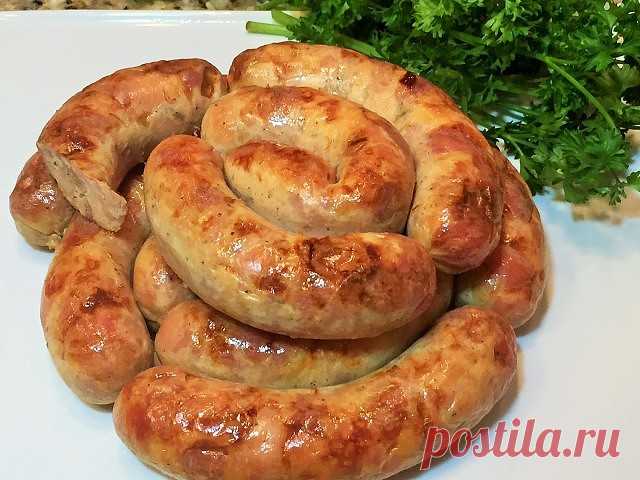 Девочки, советую взять на заметку этот рецепт- Куриная колбаска - Вкуснотища ! 

Ингредиенты:
-500 г куриного мяса (у меня куриная грудка),
-3 зубчика чеснока,
-200 мл сливок,
-2 яичных белка,
-1 ч.л. соли,
-1 ч.л. сладкой молотой паприки,
-черный молотый перец
-специи и травы по вкусу.

Первый вариант:
Куриное мясо пропустить через мясорубку.
Чеснок измельчить и добавить в куриный фарш.
Затем добавить в куриный фарш сливки, яичные белки и специи и очень хорошо вымесить, ч...