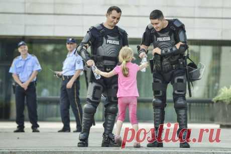 Доброта спасет мир / Босния и Герцеговина
Девочка протягивает воду полицейским.