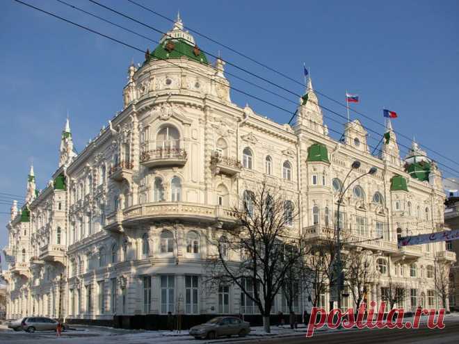 Мне нравятся старинные дома,
Люблю я ими любоваться,
Проходишь мимо них...
В другое попадаешь время,

Представляю быт тех лет,годов,
Какими были нравы и обычаи,
Какая мебель стояла в залах тех,
И,что готовили на кухне,

Как проводили время для души,
Какие песни пели,
И я,как будто бы не здесь,а,там...
Себя не чувствую прохожей...