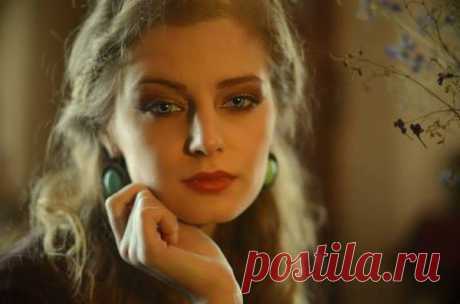 Не люблю хитрецов, 
Не умею хитрить. 
Не могу дурака 
Похвалой одарить. 
Не умею молчать, 
Если сердце кипит. 
Не меняю на выгоду 
Горьких обид. 
 | Галина Нехаева