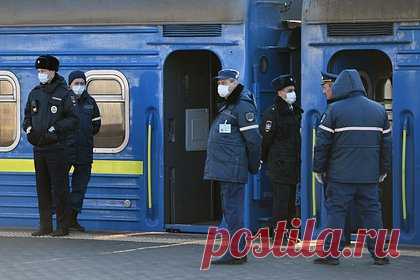 Бывший боец ЧВК «Вагнер» устроил дебош в поезде и начал угрожать попутчикам. Россиянин устроил дебош в поезде и был снят с рейса. Нештатная ситуация произошла на скоростной «Ласточке», которая следовала из Краснодара в Сочи. По данным источника, мужчина представился бывшим бойцом частной военной кампании (ЧВК) «Вагнер» и начал приставать к попутчикам.
