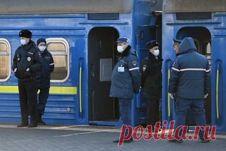 Бывший боец ЧВК «Вагнер» устроил дебош в поезде и начал угрожать попутчикам. Россиянин устроил дебош в поезде и был снят с рейса. Нештатная ситуация произошла на скоростной «Ласточке», которая следовала из Краснодара в Сочи. По данным источника, мужчина представился бывшим бойцом частной военной кампании (ЧВК) «Вагнер» и начал приставать к попутчикам.