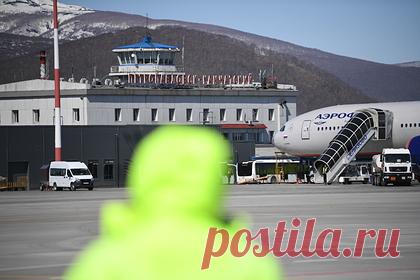 На Камчатке у заходившего на посадку самолета развалилось шасси. Камчатская транспортная прокуратура начала проверку по факту авиационного инцидента, который произошел в четверг, 9 декабря, в аэропорту Петропавловска-Камчатского. У самолета, выполнявшего рейс по маршруту Тиличики — Петропавловск-Камчатский, после захода на посадку развалилось шасси.