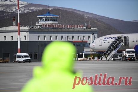 На Камчатке у заходившего на посадку самолета развалилось шасси. Камчатская транспортная прокуратура начала проверку по факту авиационного инцидента, который произошел в четверг, 9 декабря, в аэропорту Петропавловска-Камчатского. У самолета, выполнявшего рейс по маршруту Тиличики — Петропавловск-Камчатский, после захода на посадку развалилось шасси.