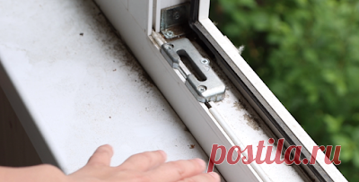 Как отмыть сложные участки оконной рамы и отбелить пластиковый подоконник.
