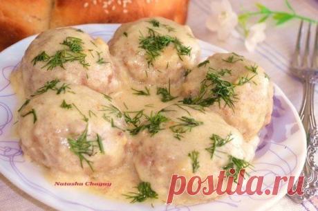 Мясные тефтели в молочном соусе .