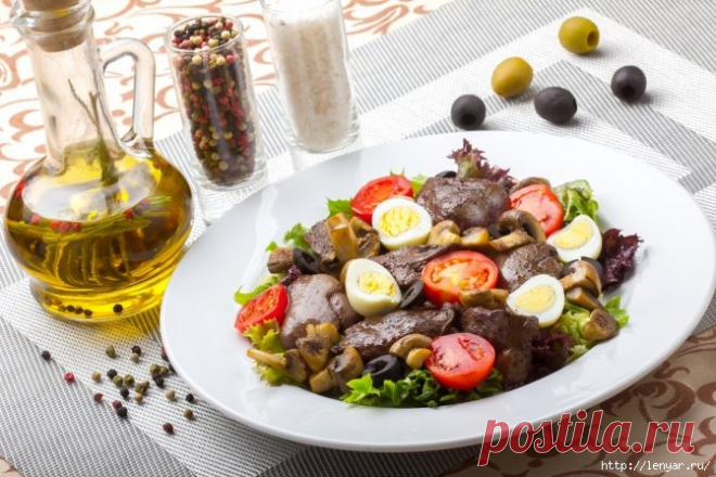 Салат с куриной печенкой.