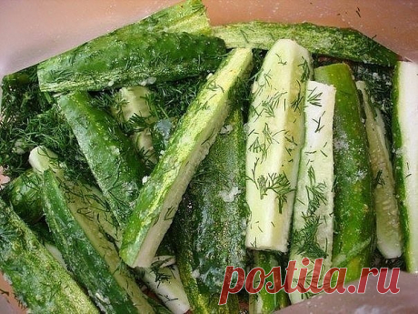 Огурцы быстрого поедания

Сделать такую вкуснятину у Вас не составит особого труда. Итак:

Ингредиенты:

огурцы свежие — 4кг
сахар - 1 стакан сахар
уксус — 1 стакан
растительное масло(рафинированное) — 1 стакан
соль - 2 ст. ложки
чеснок тертый — 2 ст. ложки
черный молотый перец — 1-2 г
большой пучок укропа

Приготовление:

Огурчики помыть и разрезать на 4 части. Добавить соль, сахар, перец, слегка перемешать и добавить растительное масло и уксус. (именно в таком порядке, т...