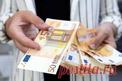 Глава ЦБ Италии предостерег ЕС от использования евро в качестве оружия. Если Европейский союз (ЕС) захочет конфисковать прибыль от замороженных российских активов, евро может потерять свою привлекательность. Об этом предупредил глава Центрального банка Италии Фабио Панетта. Он напомнил про китайский юань, который уже успел обогнать евро в качестве мировой валюты.