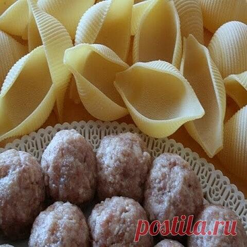 Ракушки с фаршем с соусом бешамель.

Ракушки отварить мин.5
Приготовленным фаршем наполнить ракушки уложить в форму.Залить соусом так и запекать в духовке. Готовится очень быстро!

СОУС

2стакана молока
3ст.л. сл.масла
2ст.л муки
соль

В сковороде растопить масло добавить муку-перемешать чтобы не было комков и добавлять молоко теплое осторожно все время мешать,как загустеет готов соус.