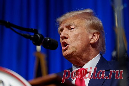 Вероятность посадки Трампа оценили. В ближайшее время бывшего президента США Дональда Трампа могут задержать для взятия отпечатков пальцев и других процедур, однако после его, скорее всего, отпустят под подписку о невыезде. Об этом заявил директор Фонда изучения США имени Франклина Рузвельта, доктор исторических наук Юрий Рогулев.