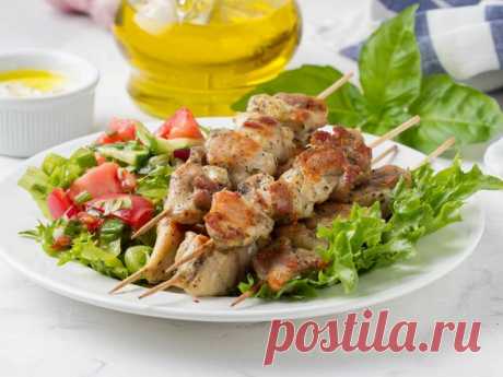 Шашлыки без костра / Как приготовить маринованное мясо в духовке – статья из рубрики "Что приготовить" на Food.ru Приготовить мясо на углях не всегда позволяет время года. Выход есть — можно приготовить шашлык в духовке. При умелом подходе результат будет ничуть не хуже.