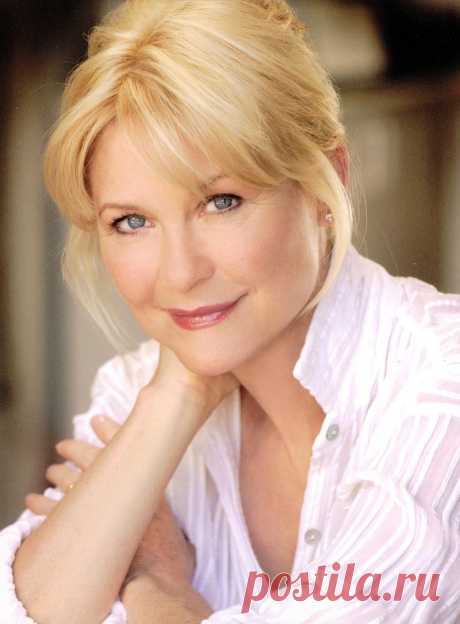 Ди Уоллес-Стоун, 14 декабря, 1948