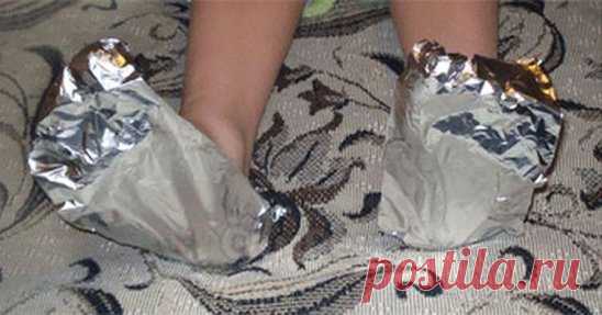 Оберни ноги фольгой в несколько слоев. То, что случится через 1 час, удивит твоего врача!
Алюминиевая фольга — уникальный материал. Лечение при помощи фольги практиковалось еще в древнем Китае: фольгу прикладывали к биологически активным точкам, отвечающим за работу больных органов.
Сегодня ты узнаешь о том, как избавиться от ноющей боли в суставах при помощи обычной пищевой фольги! Всё благодаря ее отражающим свойствам с невероятным исцеляющим действием… Лечение суставов фольгой — пожалуй, са