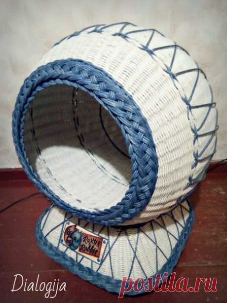 Очередной домик для двух котиков. Оплетала фитбол, диаметр 50 см. Синий цвет - краситель для ткани. Бумага газетная, спица 1.5 мм, ширина полосы - 10 см. Основание к шару приклеено на ПВА.