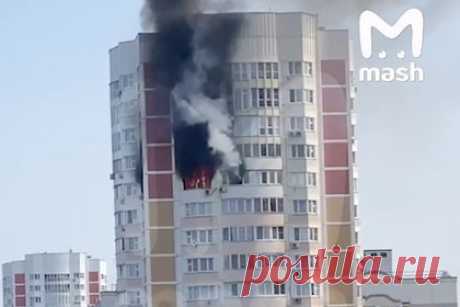 В Новой Москве загорелась атакованная беспилотником в мае многоэтажка. В Новой Москве произошел пожар в многоэтажном доме, который в мае был атакован украинским беспилотником. ЧП произошло в жилом здании на улице Атласова. Возгорание пошло от свечи, пока женщина в квартире на 21 этаже принимала душ. Ее спасли. Утром 30 мая восемь украинских БПЛА атаковали Москву.