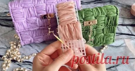 Удивительно элегантная и простая техника создания шикарных сумок [ad_1] И в пир, и в мир, и в добрые люди! Такая чудесная сумочка сотворит фурор среди подруг и станет изюминкой вашего наряда. Выглядит шикарно и дорого, но при этом требует минимальных затрат. Достаточно понять принцип вышивания лентами по сетке, и можно будет сотворить сколько угодно замечательных сумок любых размеров и цветов! Порядок действий совсем...