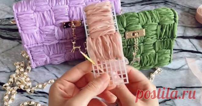 Удивительно элегантная и простая техника создания шикарных сумок [ad_1] И в пир, и в мир, и в добрые люди! Такая чудесная сумочка сотворит фурор среди подруг и станет изюминкой вашего наряда. Выглядит шикарно и дорого, но при этом требует минимальных затрат. Достаточно понять принцип вышивания лентами по сетке, и можно будет сотворить сколько угодно замечательных сумок любых размеров и цветов! Порядок действий совсем...