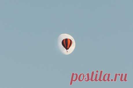 XX Международный Фестиваль воздухоплавателей «Кавказские Минеральные Воды-Жемчужина России 2018». Вечерний полет. Пилот Михаил Летуновский на воздушном шаре «Победа» ловит ветер на фоне луны, а фотографирует Андрей Белавин – nat-geo.ru/photo/user/290852/. Доброй ночи!