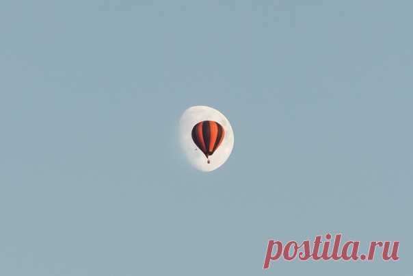 XX Международный Фестиваль воздухоплавателей «Кавказские Минеральные Воды-Жемчужина России 2018». Вечерний полет. Пилот Михаил Летуновский на воздушном шаре «Победа» ловит ветер на фоне луны, а фотографирует Андрей Белавин – nat-geo.ru/photo/user/290852/. Доброй ночи!