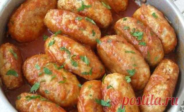 Котлеты из фарша и кабачков 
Такой вкусноты из кабачка вы еще не ели! 
 
Ингредиенты 
 
200 г мясного фарша 
кабачок 
2 яйца 
1 ложка манки 
полчайной ложки соли 
масло растительное 
 
Способ приготовления 
 
Кабачок помыть, почистить, потереть его. Образовавшийся сок слить. К кабачку добавить фарш, хорошо перемешать, разбить яйцо, добавить манку, посолить. 
Манка нужна для того, чтобы при жарке котлеты не потеряли сочность. 
Слепить котлетки и обжарить на сильно разогретом растительном масле.