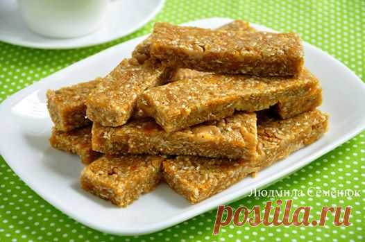 Энергетические овсяные батончики с курагой и орехами - Рецепты от ХорошоГотовим.Ру