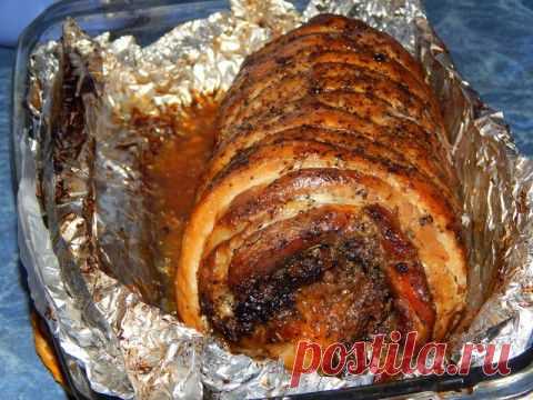Рулет из свинины с грбынм сосусом.