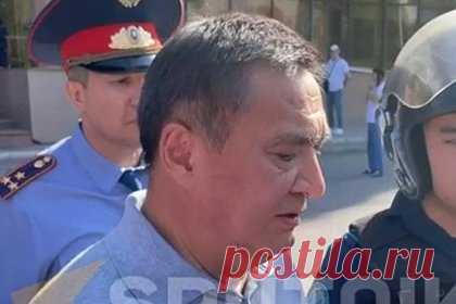 В МВД Казахстана рассказали о процессе освобождения заложников в банке. Министр внутренних дел Казахстана Марат Ахметжанов рассказал о процессе освобождения заложников из захваченного отделения Kaspi Bank в Астане. Он заявил, что при освобождении семи заложниц была применена шумовая граната. По его словам, ее использовали для того, чтобы отвлечь захватчика.