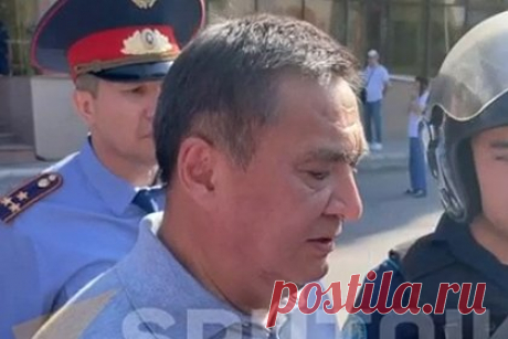 В МВД Казахстана рассказали о процессе освобождения заложников в банке. Министр внутренних дел Казахстана Марат Ахметжанов рассказал о процессе освобождения заложников из захваченного отделения Kaspi Bank в Астане. Он заявил, что при освобождении семи заложниц была применена шумовая граната. По его словам, ее использовали для того, чтобы отвлечь захватчика.