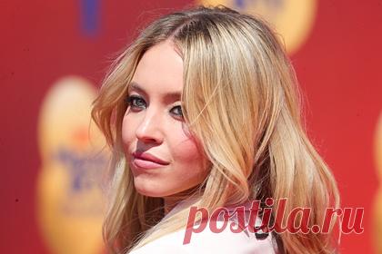 Звезду «Эйфории» обвинили в агитации за Трампа. Американская актриса Сидни Суини оказалась в центре политического скандала из-за бейсболки. Звезду «Эйфории»раскритиковали после того, как в социальных сетях появились фотографии с празднования дня рождения ее матери. На мероприятии гости носили красные бейсболки с надписью Make Sixty Great Again.