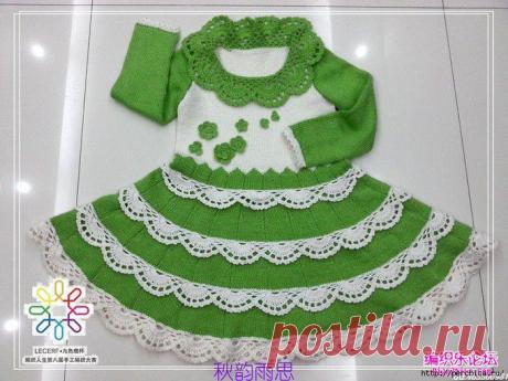 Детское платье с рукавами связанное спицами с отделкой крючком
