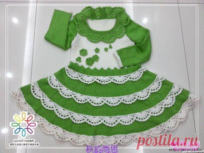 Детское платье с рукавами связанное спицами с отделкой крючком