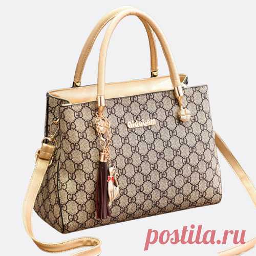 Сезонная распродажа женских сумочек.