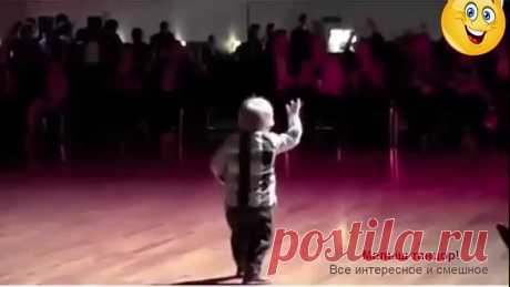 Классный танцор! Стеснительность не его конёк