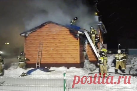 Огнеборцы тушат пожар в деревянном храме в Мордовии. Пламя охватило 128 квадратных метров деревянной церкви.