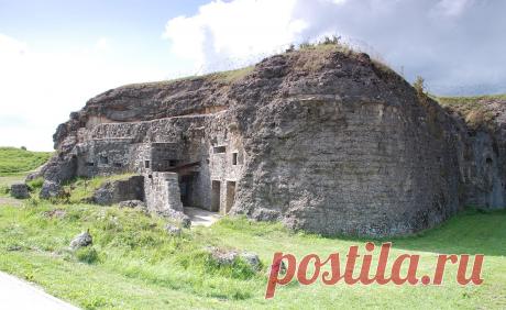 Сказ о том, как форт взял один солдат | Чёрт побери В 1890х годах, после Франко-Прусской войны, французы построили сеть из 19 фортов для защиты города Верден, самым крупным из которых был Форт Дуамон. Построенный на холме, с укреплениями из железобетона, он был прилично вооружен:  одной 155-мм пушкой, пятью 75-мм пушками, батареей револьверных пушек Hotchkiss и несколькими десятками пулеметов. Гарнизон форта составлял 800 солдат, а кроме того - был окружен рвом и нескольки...